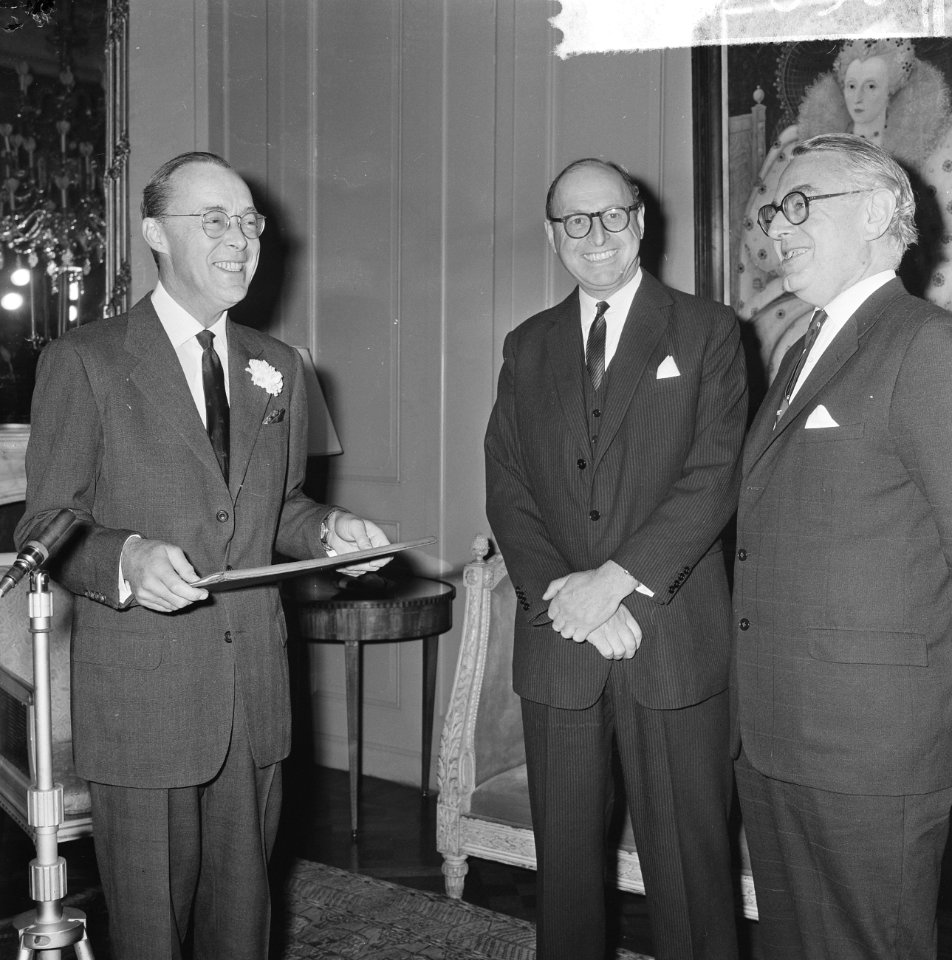 Prins Bernhard ere-luchtmaarschalk RAF, v.l.n.r. Prins Bernhard , Sir Peter Garr, Bestanddeelnr 917-2650