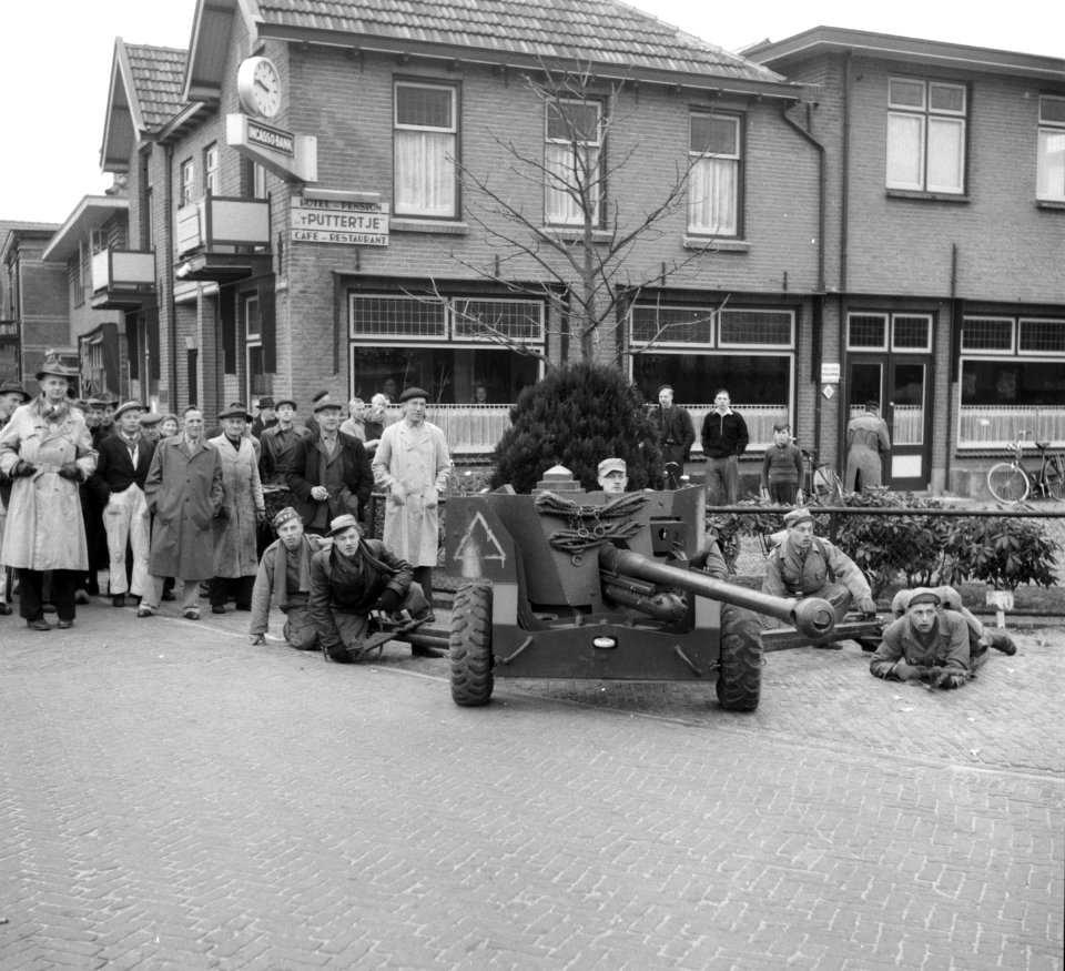 Prins Bernhard met Generaal Majoor A.T.C. Opsomer bij legeroefening op de Veluwe, Bestanddeelnr 904-4746