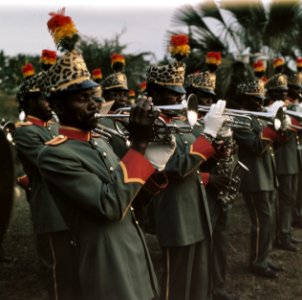 Prins Bernhard in Zaire met President Moboetoe militaire kapel, Bestanddeelnr 254-9351