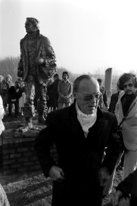Prins Bernhard onthult te Lage Zwaluwe het 'Crossline-monument', Bestanddeelnr 929-4682