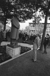 Prins Bernhard onthult het Stoottroepbeeld '44-'84 'Jan de Stoter' bij de Johan , Bestanddeelnr 933-0624