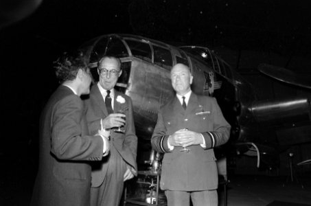 Prins Bernhard geeft B25 Mitchell bommenwerper aan luchtmachtmuseum Soesterberg, Bestanddeelnr 925-0706