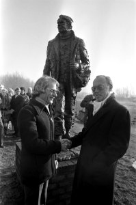 Prins Bernhard onthult te Lage Zwaluwe het 'Crossline-monument' prins Bernhard…, Bestanddeelnr 929-4675