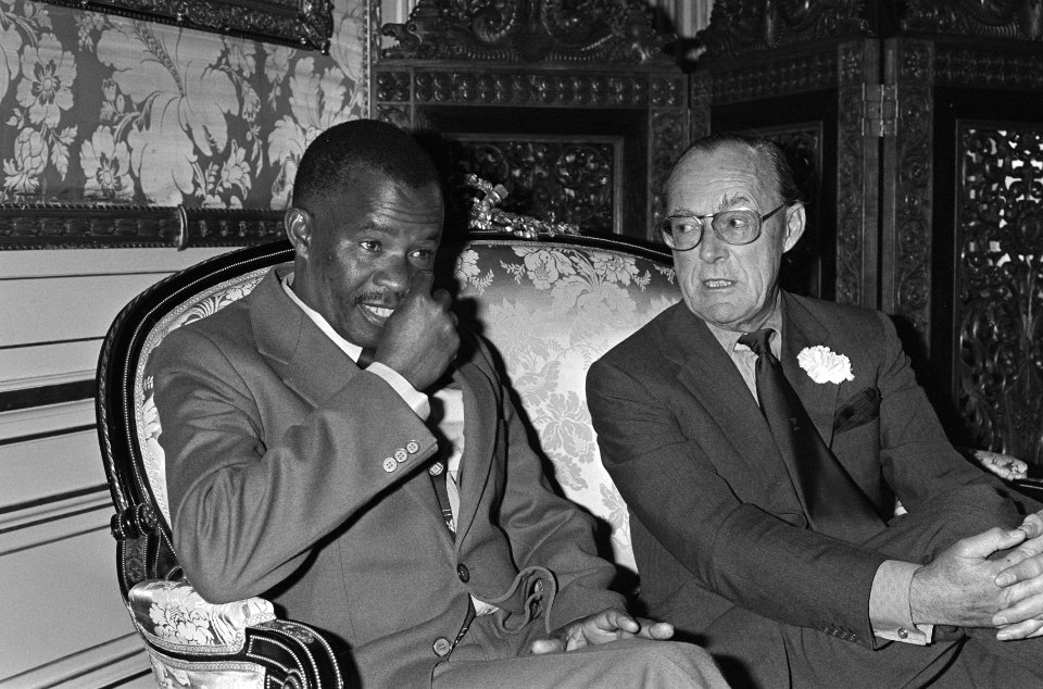 Prins Bernhard heeft in Paleis Lange Voorhout Den Haag Z. E. dr. Q. K. J. Masire, Bestanddeelnr 931-1046
