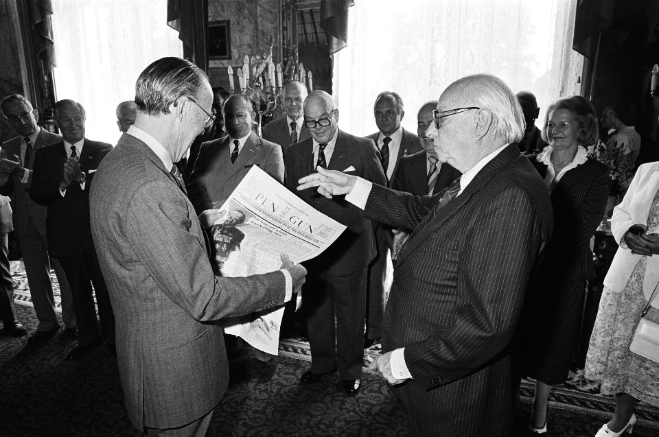 Prins Bernhard krijgt exemplaar aangeboden van speciale editie van blad Pen Gun i.v.m. zijn 70e verjaardag op Paleis Soestdijk, Bestanddeelnr 931-5591