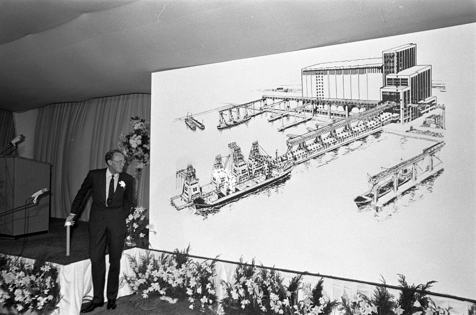 Prins Bernhard nieuwe installaties van graan-elevator maatschappij te Rotterdam , Bestanddeelnr 920-2084