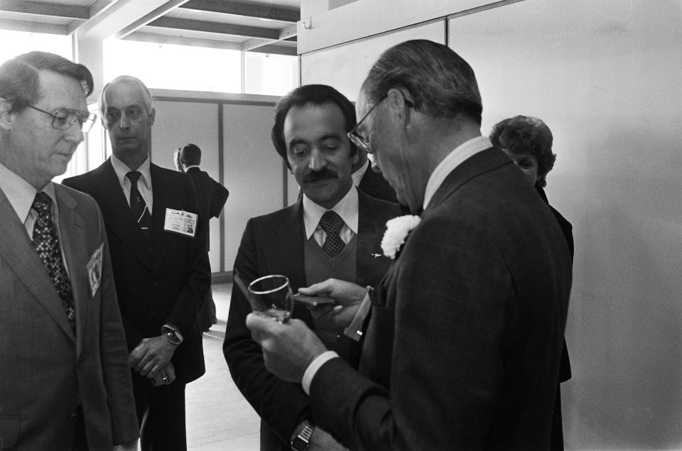 Prins Bernhard met Jose C. Guedes (Ifalpa directeur Portugal), Bestanddeelnr 930-1770
