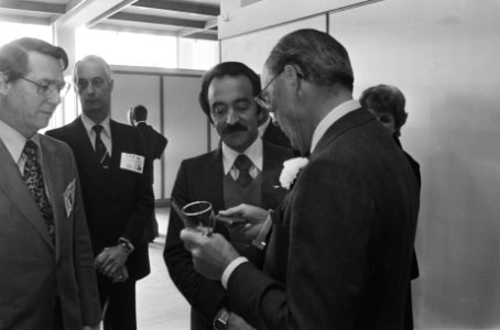 Prins Bernhard met Jose C. Guedes (Ifalpa directeur Portugal), Bestanddeelnr 930-1770