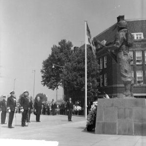 Prins Bernhard heeft op het Oostplein in Rotterdam het Mariniersmonument onthuld, Bestanddeelnr 915-3443
