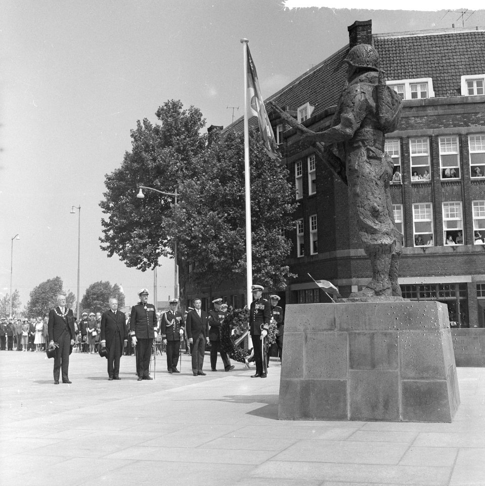 Prins Bernhard heeft op het Oostplein in Rotterdam het Mariniersmonument onthuld, Bestanddeelnr 915-3440