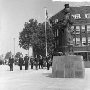 Prins Bernhard heeft op het Oostplein in Rotterdam het Mariniersmonument onthuld, Bestanddeelnr 915-3440