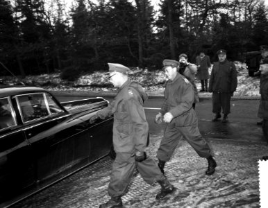 Prins Bernhard leidt legeroefening Alarm I op de Veluwe Prins Bernhard loopt naa, Bestanddeelnr 910-8748