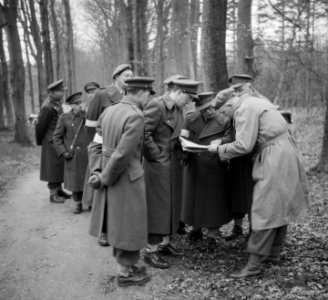 Prins Bernhard met Generaal Majoor A.T.C. Opsomer bij legeroefening op de Veluwe, Bestanddeelnr 904-4742