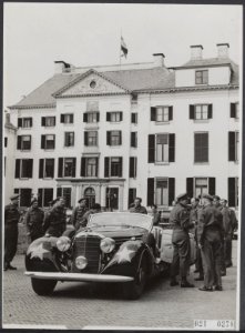 Prins Bernhard met zijn stafofficieren op het Loo, op het punt om zich voor de o, Bestanddeelnr 021-0278