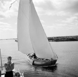 Prins Bernhard filmt vanaf het achterdek van een boot, Bestanddeelnr 255-7456