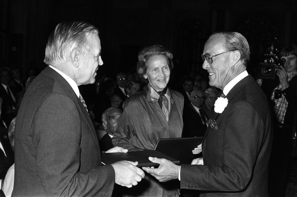 Prins Bernhard met dr. Marion Gravin Dönhoff (m) en dr. Fred Luchsinger (l), Bestanddeelnr 930-4497