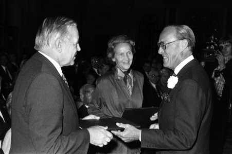 Prins Bernhard met dr. Marion Gravin Dönhoff (m) en dr. Fred Luchsinger (l), Bestanddeelnr 930-4497