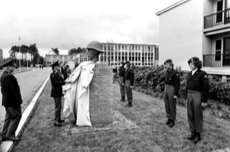 Prins Bernhard onthult het borstbeeld, Bestanddeelnr 927-9448