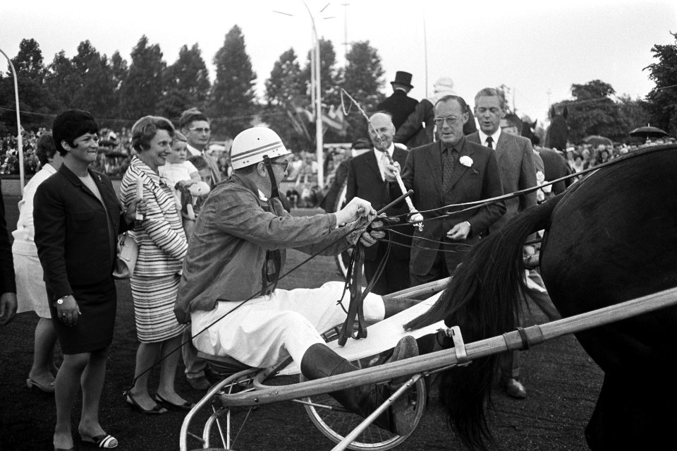Prins Bernhard geeft pikeur J. V. Dooyeweerd de Gouden Zweep, Bestanddeelnr 922-5998