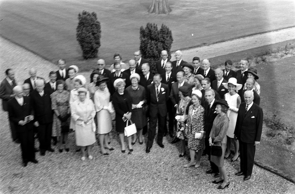 Prins Bernhard met leden van de Johanniter Orde in Nederland, in de tuin van Pal, Bestanddeelnr 922-5776