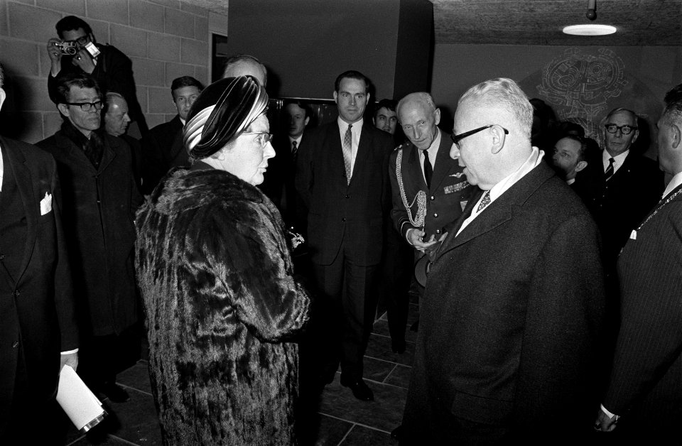 President Heinemann en koningin Juliana bezoeken het Centrum voor Vakopleiding v, Bestanddeelnr 923-0163