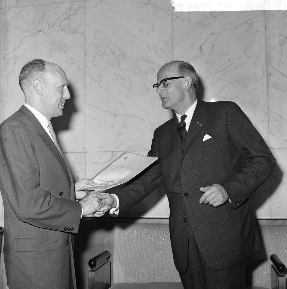Prins Bernhard Fonds Televisieprijs 1963 Professor de Gaay Fortman feliciteer, Bestanddeelnr 915-6367