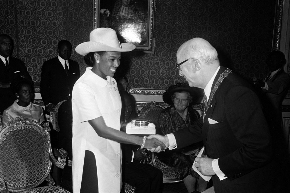 President Houphouët-Boigny en diens echtgenote en koningin Juliana in de ambtswo, Bestanddeelnr 923-5660