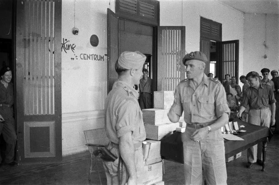 Prijsuitreiking door Kolonel AAJJ Thomson, commandant 1e Infanterie Brigade , Bestanddeelnr 454-2-3