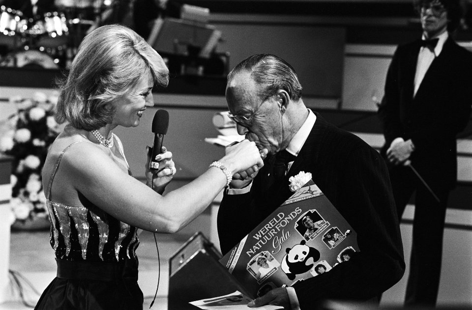 Prins Bernhard geeft Willie Dobbe een handkus, Bestanddeelnr 932-4141