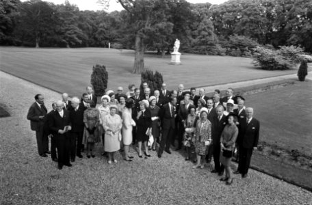Prins Bernhard met leden van de Johanniter Orde in Nederland, in de tuin van Pal, Bestanddeelnr 922-5772