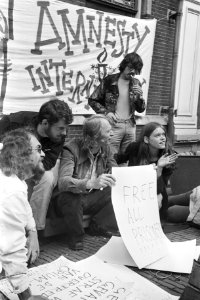 Prikkeldraadkamp in Delft, Simon Vinkenoog (m) met de tekst Free all prisoners, Bestanddeelnr 924-5991