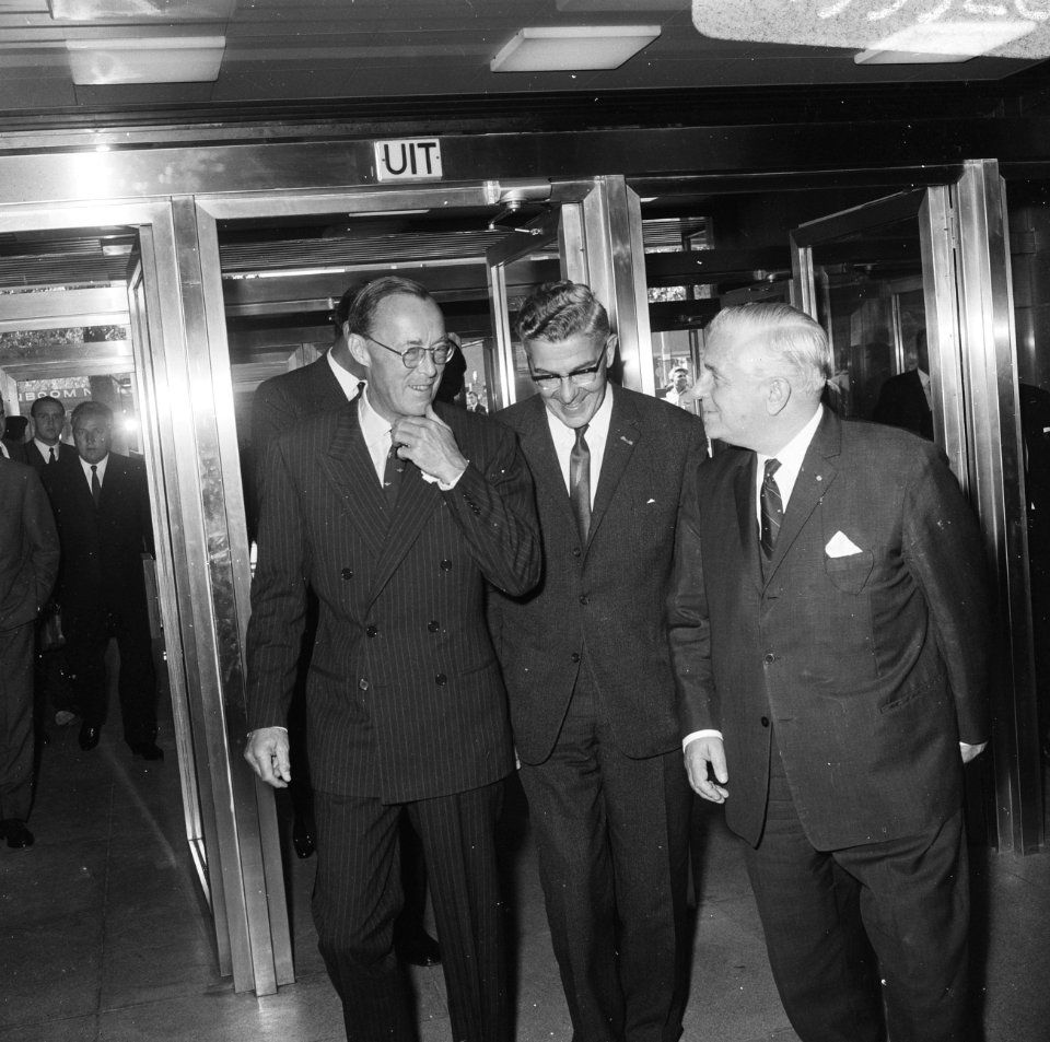 Prins Bernhard in gezelschap van de Rotterdamse burgemeester Wim Thomassen, Bestanddeelnr 919-5926