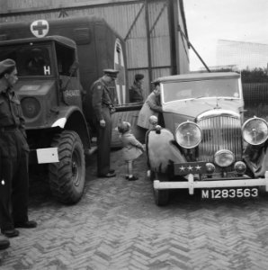 Prins Bernhard met prinses Margriet bij auto, Bestanddeelnr 900-6093