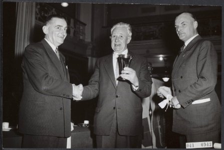 Prijsuitreikingen, ministers, verkeersveiligheid, Algra J., Golsen D.J. v., Oeve, Bestanddeelnr 041-0943