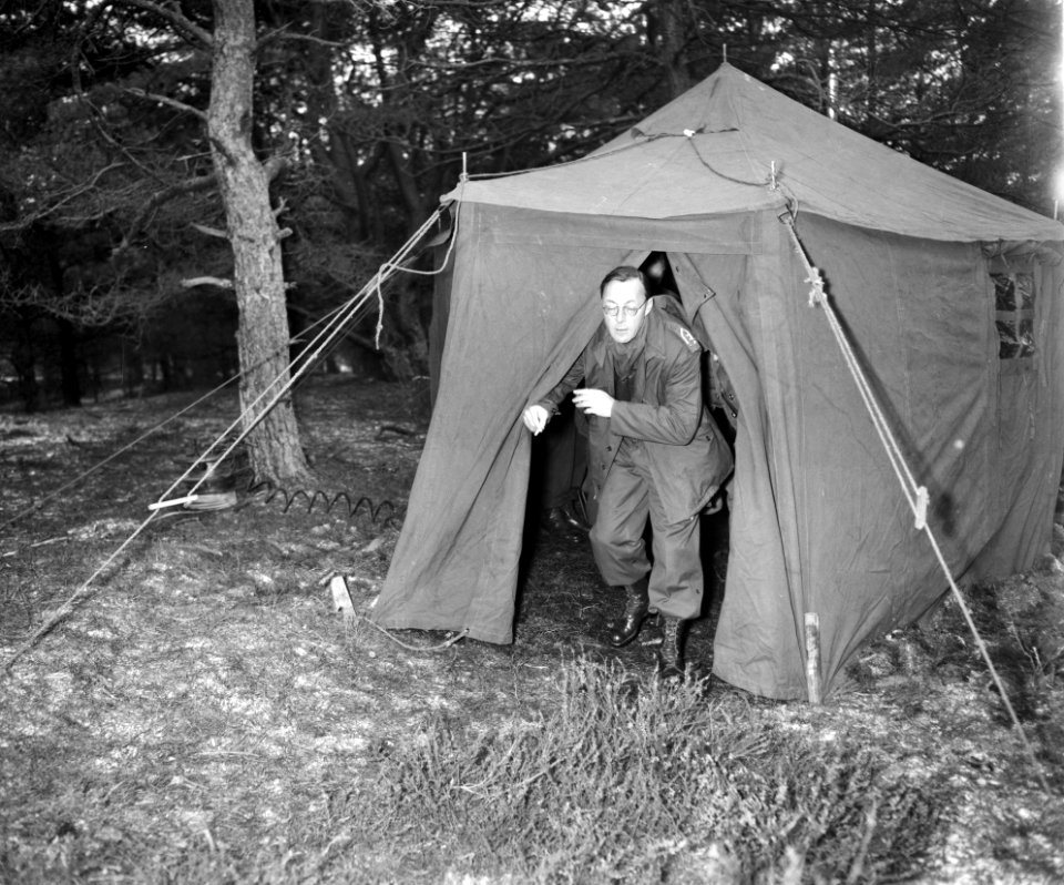 Prins Bernhard leidt legeroefening Alarm I op de Veluwe Prins Bernhard komt uit , Bestanddeelnr 910-8747