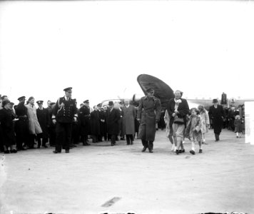 Prins Bernhard komt aan op Schiphol na bezoek aan Zuid-Amerika, Bestanddeelnr 934-7033