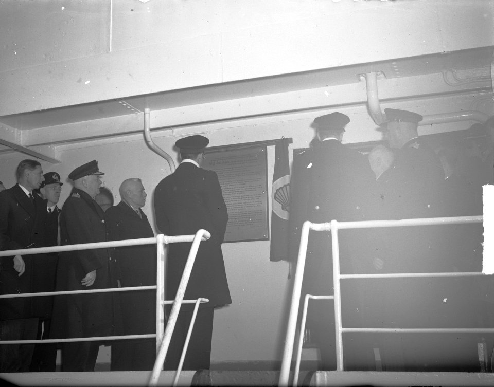 Prins Bernhard onthult gedenkplaat op de Ondina, Bestanddeelnr 903-0892