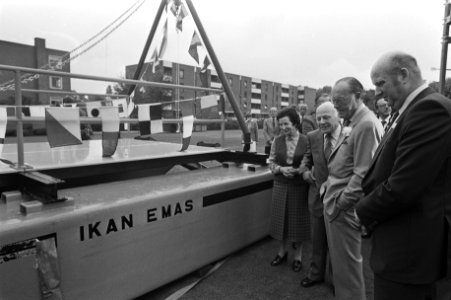 Prins Bernhard kijkt bij het tentoonstellingsobject met het opschrift Ikan Emas, Bestanddeelnr 930-4769