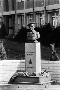 Prins Bernhard onthult op legerplaats Wittenberg in Garderen borstbeeld wijlen g, Bestanddeelnr 929-6821