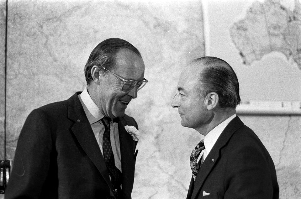 Prins Bernhard komt aan op Soesterberg na reis naar Australie en Indonesie, prin, Bestanddeelnr 926-2508