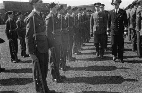 Prins Bernhard inspecteert de erewacht van de RAF tijdens een bezoek aan Belfast, Bestanddeelnr 935-2027