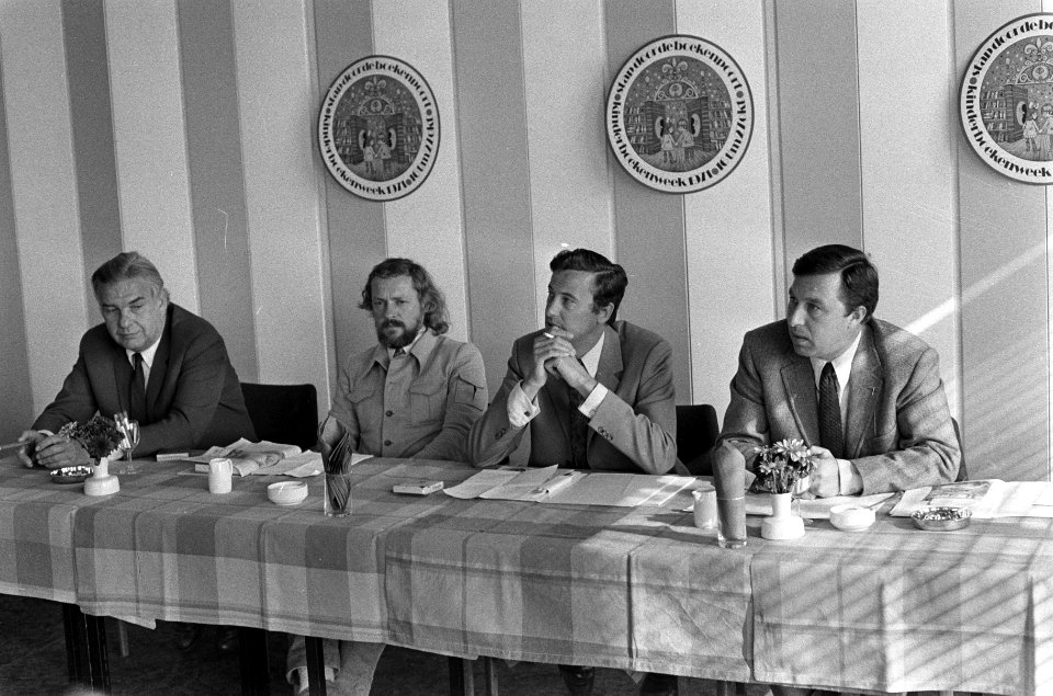 Prijs voor Kinderboek 1971 bekend gemaakt, Amsterdam, v.l.n.r. W. J. Schouten , , Bestanddeelnr 925-0093