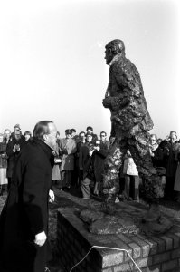 Prins Bernhard onthult te Lage Zwaluwe het 'Crossline-monument', Bestanddeelnr 929-4680
