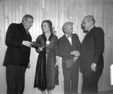 Prijs Kunstenaarsverzet voor Jonkheer Sandberg en Viola van Vreesland, Bestanddeelnr 904-9190