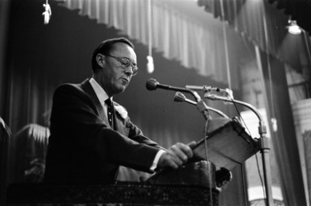 Prins Bernhard jubileumcongres van de metaalunie in Bellevue bijgewoond. V.l.n.r, Bestanddeelnr 915-2567