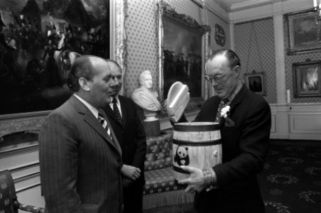 Prins Bernhard krijgt cheque aangeboden van Esso, Bestanddeelnr 926-1698