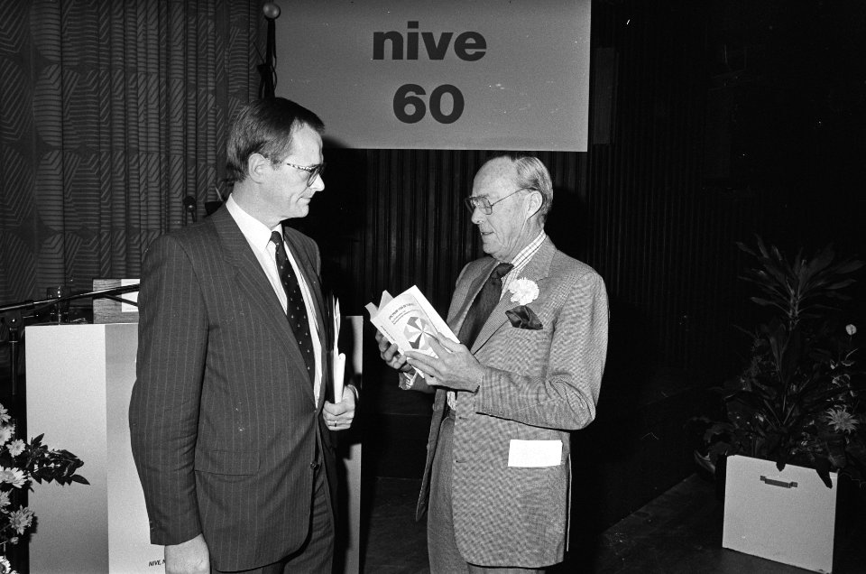 Prins Bernhard krijgt een boek aangeboden van dr. Kuypers , algemeen voorzitter , Bestanddeelnr 933-5100