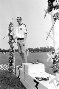 Prijsuitreiking 400 m heren Rijn van den Heuvel staat op het erepodium. Twee pl, Bestanddeelnr 922-6808