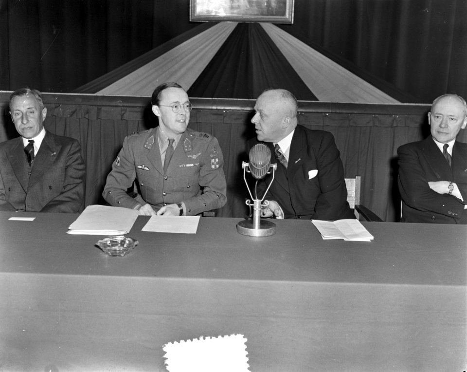 Prins Bernhard installeert Nationale Raad Welzijn Militairen Den Haag, Bestanddeelnr 904-9977