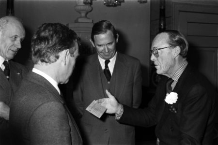 Prins Bernhard maakt opbrengst bekende Aktie Eendracht 76 , PB is beschermheer, Bestanddeelnr 928-9784